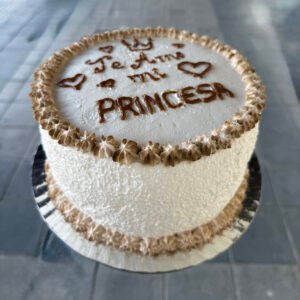 Pastel redondo decorado con mensaje “Feliz Princesa”