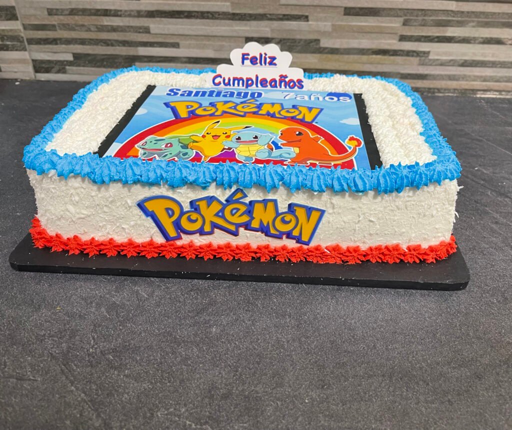 Pastel infantil decorado con figura de Minion